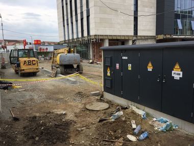 Sibiu: Trei muncitori care s-ar fi electrocutat în timp ce lucrau cu un excavator, preluaţi de SMURD