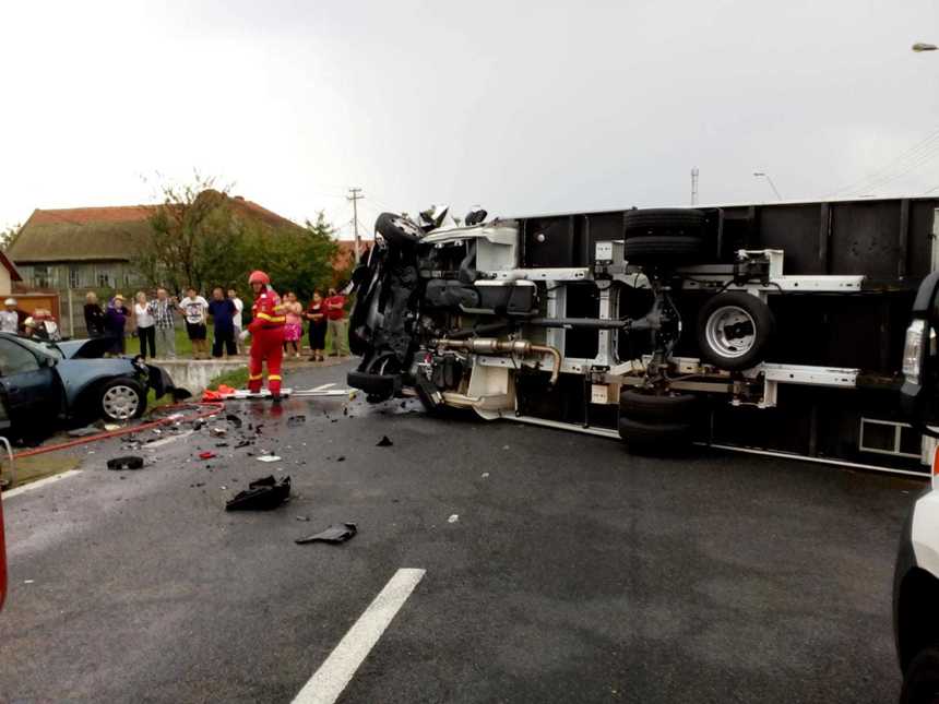 Timiş: Trei oameni au murit după ce maşina în care se aflau a izbit un autocamion