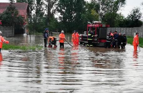 Arad: Un drum judeţean a fost închis din cauza distrugerilor provocate de o viitură, care a inundat şi gospodării. FOTO