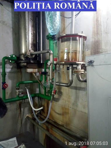 Peste 20.000 de litri de alcool, ţigări şi un autoturism, confiscate de poliţişti după percheziţiile în dosarul de spălare de bani