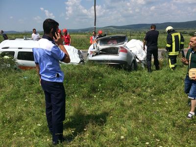 Un mort şi doi răniţi în urma unui accident produs în judeţul Braşov; circulaţia pe DN 1S este oprită