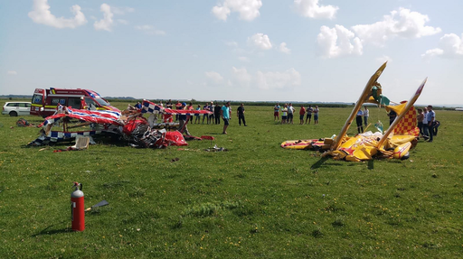 UPDATE Suceava: Două avioane de mici dimensiuni s-au ciocnit. Unul dintre piloţi a decedat, celălalt a fost adus cu elicopterul la Spitalul de Neurochirurgie din Iaşi, prognosticul medicilor fiind rezervat. Poliţia a deschis dosar penal. FOTO, VIDEO