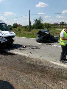 IGSU: Şoferul autoturismului implicat în accidentul din Gorj, resuscitat la faţa locului; opt persoane din microbuz au fost rănite