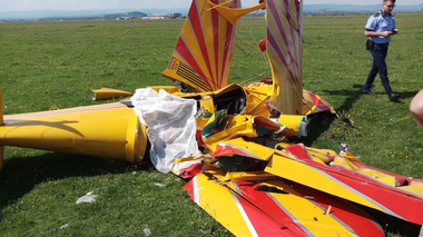 Dosar penal pentru ucidere şi vatămare corporală din culpă, în cazul accidentului aviatic din judeţul Suceava; momentul impactului şi prăbuşirii a fost filmat. VIDEO