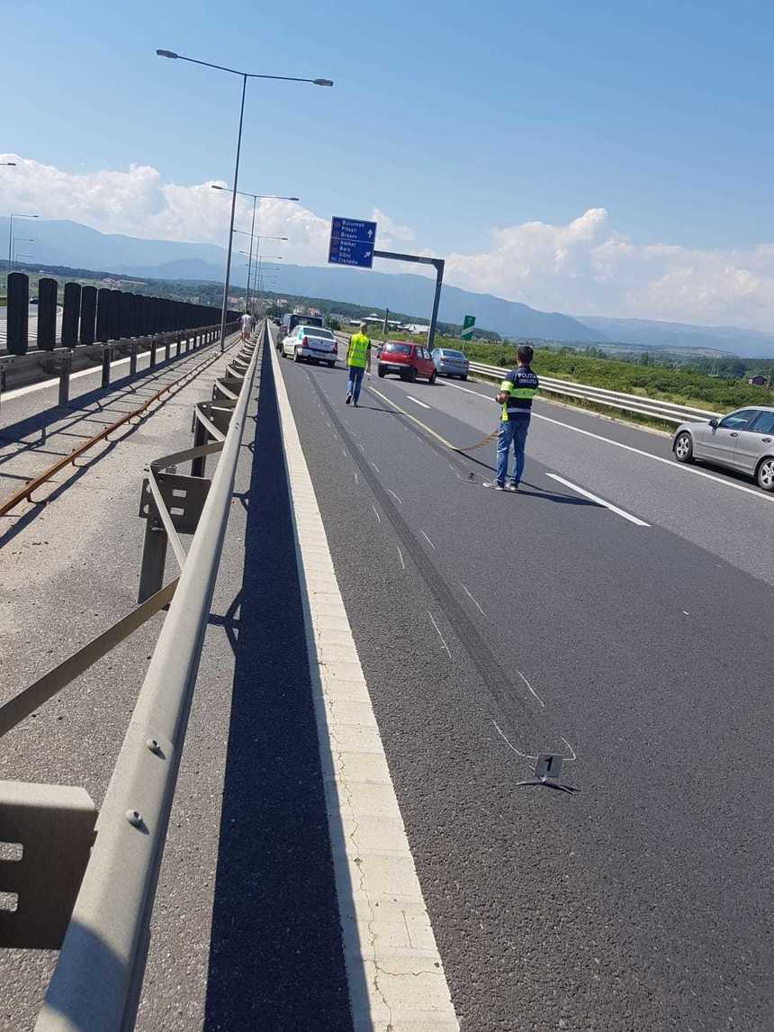 Sibiu: Opt persoane rănite, după ce trei maşini s-au ciocnit pe autostradă. FOTO