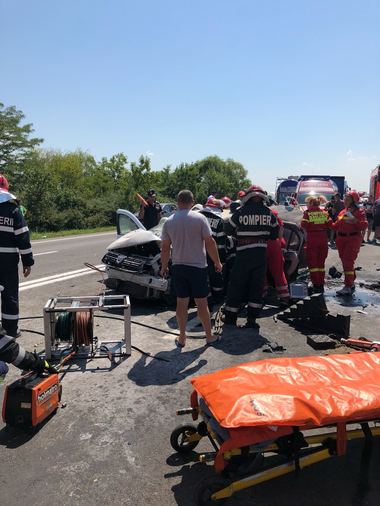Dolj: Un motociclist a murit după ce a intrat într-o maşină, alte două persoane fiind rănite. FOTO
