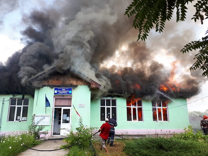 Incendiu la o şcoală gimnazială din Tulcea. O persoană a avut nevoie de îngrijiri medicale după ce a suferit un atac de panică VIDEO