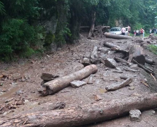 Argeş: Turişti blocaţi pe munte după surparea unui drum din cauza viiturilor