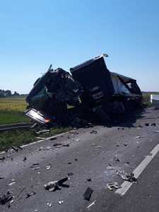 Un mort şi un rănit într-un accident produs pe DN 2A, în Ialomiţa, fiind implicate două TIR-uri şi un autoturism