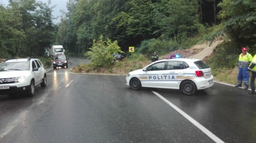 Restricţii de trafic pe DN 7, în judeţul Argeş, din cauza aluviunilor ajunse de pe
versant pe carosabil 