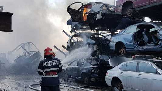 Constanţa: Peste 40 de autoturisme aflate într-un parc de dezmembrări au fost distruse într-un incendiu.VIDEO