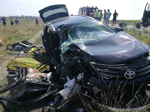 Arad: O persoană a murit şi alte cinci au fost rănite, după ce un microbuz de marfă şi un autoturism s-au ciocnit frontal pe DN 7G, drumul fiind blocat. VIDEO