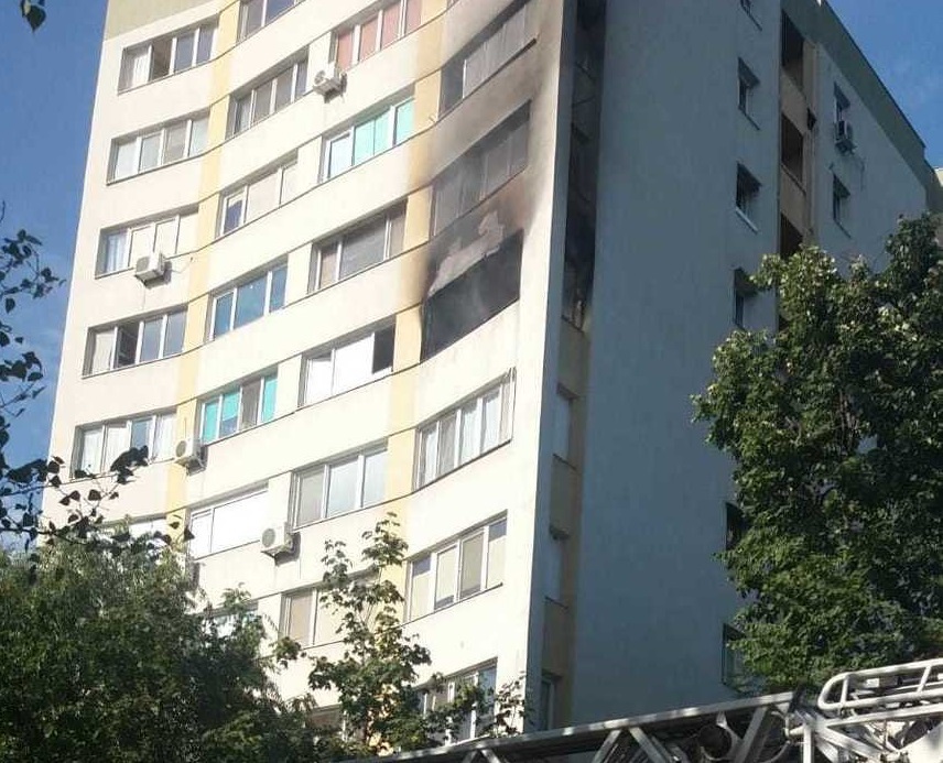 O explozie s-a produs într-un bloc de pe bulevardul Basarabia din Capitală; patru persoane au avut nevoie de îngrijiri medicale, dintre care un bărbat este rănit grav. FOTO