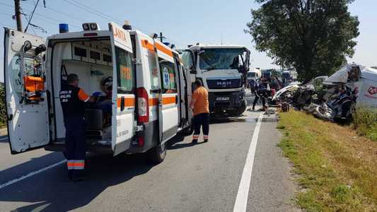 Arad: Un camion şi un microbuz s-au ciocnit frontal pe DN 7. Accidentul s-a soldat cu un mort şi un rănit, iar traficul a fost blocat