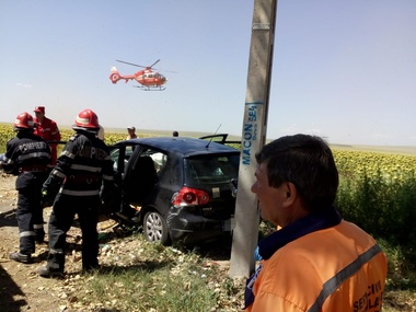 Tulcea: Cinci persoane, printre care şi două fete de 12 ani, au fost rănite după ce maşina în care se aflau a intrat într-un cap de pod. Un rănit, preluat de elicopterul SMURD