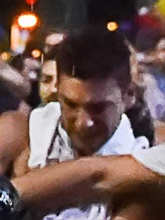 Bărbatul care a furat pistolul femeii jandarm agresate în Piaţa Victoriei a fost reţinut pentru 24 de ore
