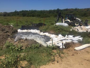 Specialiştii de la Apele Române intervin pentru îndepărtarea combustibilului scurs din trenul căzut de pe un viaduct, în judeţul Dolj