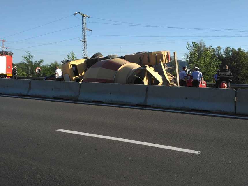 Circulaţie îngreunată pe DN 1, la Câmpina, după ce o betonieră s-a răsturnat pe şosea