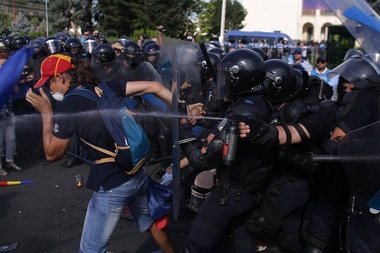 Cătălin Paraschiv, şeful Brigăzii Speciale a Jandarmeriei, recunoaşte că el este "omul în alb": E vară, e cald, aşa am venit îmbrăcat de acasă. Despre gazul folosit: Doar în stări excepţionale poate produce leziuni ale corneei, arsuri locale - Kamikaze