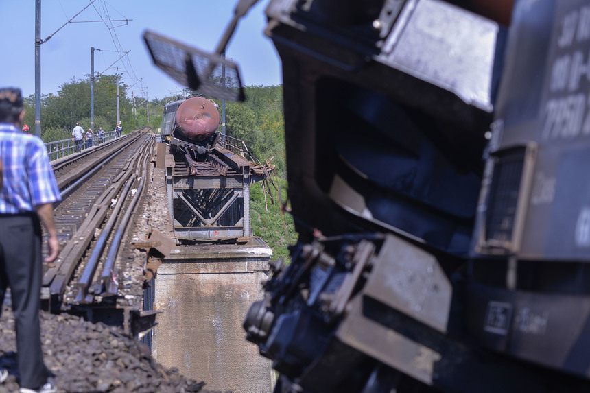 Raport preliminar privind incidentul din Dolj, unde un tren de marfă a căzut de pe un viaduct: Trenul nu a oprit la semnalul aflat pe culoarea roşie şi  intrat pe o linie fără şine, aflată în reparaţie
