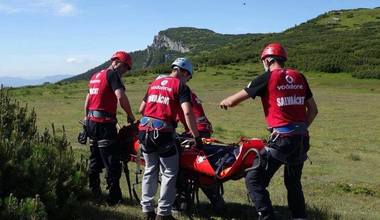 Salvamontiştii din Buşteni caută o femeie care a dispărut în Munţii Bucegi. O altă intervenţie vizează recuperarea unui bărbat accidentat