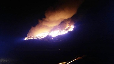Un incendiu puternic a izbucnit la rampa de gunoi a Aradului, cu degajări mari de fum ce afectează zone locuite. VIDEO