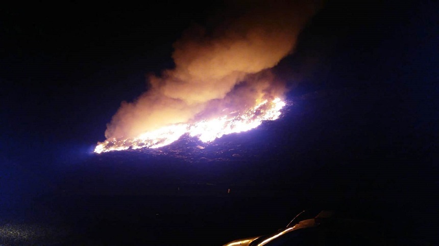 Un incendiu puternic a izbucnit la rampa de gunoi a Aradului, cu degajări mari de fum ce afectează zone locuite. VIDEO