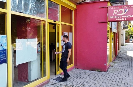Oficiu poştal din Arad, spart a doua oară în trei luni, fiind furate colete cu produse comandate pe internet - FOTO