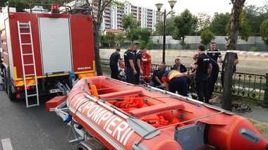 UPDATE Doi bărbaţi au fost scoşi inconştienţi din râul Dâmboviţa, iar un al treilea a fost găsit pe mal. Unul dintre bărbaţi a murit, în ciuda încercărilor medicilor de a-l resuscita