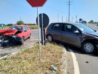 Olt: Cinci persoane, printre care şi trei copii, au ajuns la spital în urma unui accident rutier - FOTO

