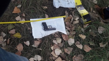 UPDATE: Poliţia anunţă că a găsit pistolul sustras de la femeia jandarm bătută în timpul protestului din 10 august