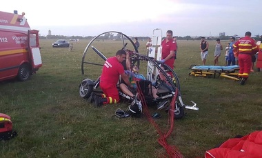 Doi bărbaţi au fost răniţi după ce au căzut cu o parapantă cu motor, în apropiere de Ocna Sibiului. FOTO, VIDEO