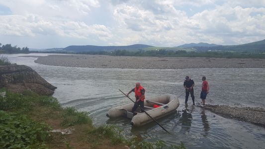 Pompierii şi scafandrii din Brăila şi Constanţa au reluat căutarea celor două adolescente dispărute în Dunăre