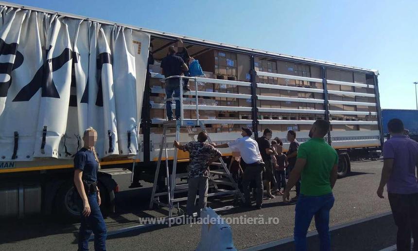 Arad: 42 de migranţi din Irak, Palestina şi Siria, prinşi de poliţiştii de frontieră când încercau să iasă ilegal din ţară, ascunşi într-un camion. FOTO, VIDEO