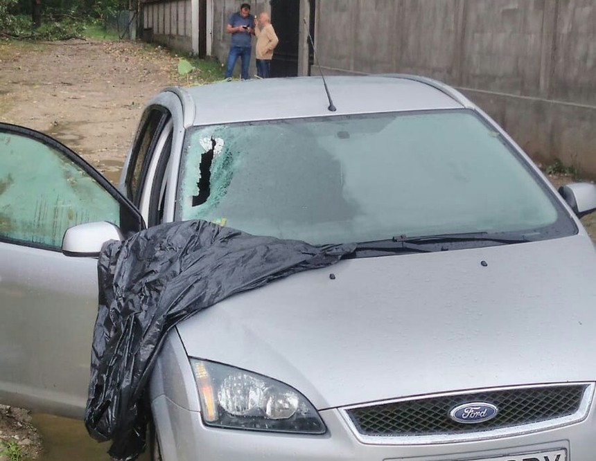 Vâlcea: Mai mulţi copaci au fost dărămaţi în urma unei furtuni, iar câteva crengi au căzut pe o maşină în care se aflau patru persoane. FOTO
