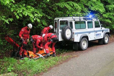 Salvamontiştii din Gorj intervin pentru salvarea a două persoane rănite într-un accident de motocicletă produs pe Transalpina