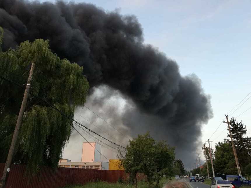 Incendiu puternic la o fabrică de mase plastice din judeţul Ialomiţa. FOTO/VIDEO