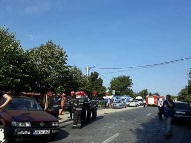 Opt persoane, între care trei femei însărcinate şi doi copii, au fost rănite într-un accident produs pe DN 7, în judeţul Argeş; traficul este blocat. FOTO, VIDEO