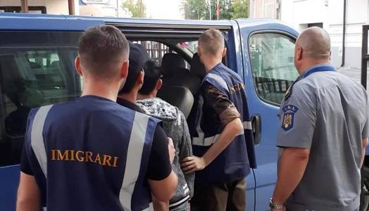 Patru cetăţeni din Vietnam care nu mai îndeplineau condiţiile de şedere în România au fost returnaţi sub escortă şi au interdicţie a intra în ţară pentru şase luni