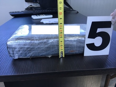 Captură record - cinci tone de precursor pentru heroină şi 20 de kilograme de cocaină, găsite într-un ansamblu de vehicule care urma să tranziteze România; şoferul, de cetăţenie străină, a fost arestat