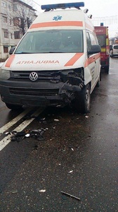 Ambulanţă în misiune, implicată într-un accident rutier pe Valea Oltului; o persoană a fost rănită uşor