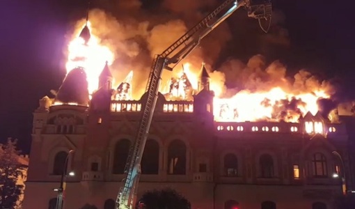 UPDATE Un incendiu de proporţii a izbucnit la Palatul Episcopiei Greco-Catolice din Oradea. Focul a afectat peste 1.300 de metri pătraţi, iar un turn s-a prăbuşit. După câteva ore, incendiul a fost lichidat. VIDEO