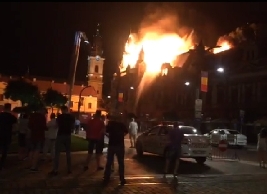IGSU: Intervenţia de la Oradea, deosebit de dificilă din cauza flăcărilor mari, a înălţimii la care arde, precum şi a fumului dens degajat. VIDEO