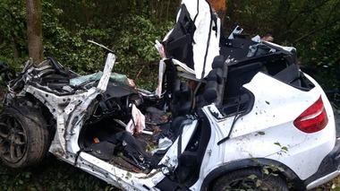 Satu Mare: Două persoane au murit după ce o maşină a ieşit de pe şosea şi s-a lovit de un copac; pentru a ajunge la victimele încarcerate, pompierii au tăiat mai mulţi copaci. FOTO