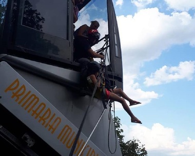 Telecabina de pe Dealul Cetăţii din Deva s-a defectat a doua oară într-o săptămână. Operaţiunea de salvare a celor 13 turişti rămaşi blocaţi a fost finalizată. VIDEO