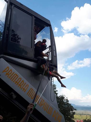 Deva: Operaţiunea de salvare a turiştilor din telecabina blocată pe Dealul Cetăţii a fost finalizată
