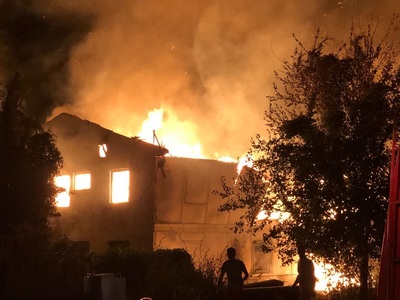 Incendiul izbucnit la baraca din Cernavodă, stins după aproape şase ore. Peste 40 de pompieri au intervenit. VIDEO