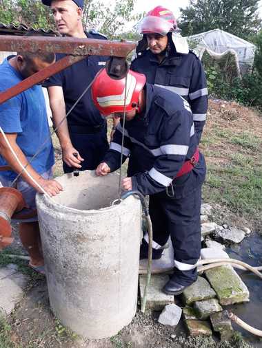 Un copil de cinci ani care a căzut într-o fântână, în judeţul Dolj, a fost salvat de unchiul său până la sosirea pompierilor. FOTO, VIDEO