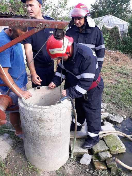 Un copil de cinci ani care a căzut într-o fântână, în judeţul Dolj, a fost salvat de unchiul său până la sosirea pompierilor. FOTO, VIDEO