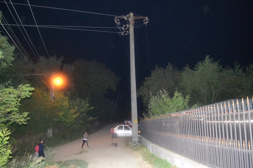 Dâmboviţa: O adolescentă a murit după ce a căzut de pe un stâlp de înaltă tensiune